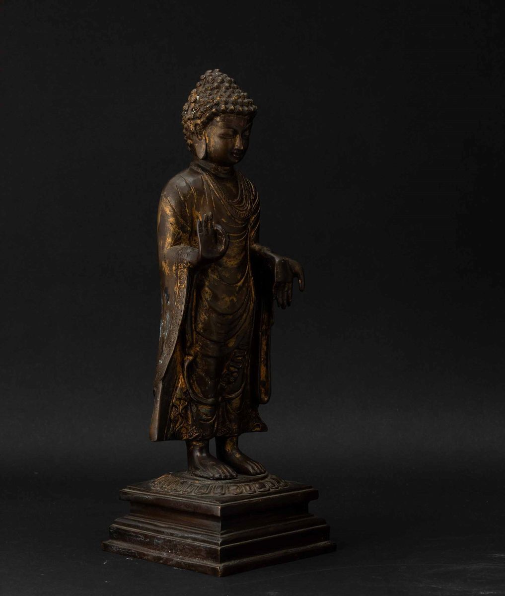 Figura di Buddha Stante su Fiore di Loto in Bronzo con Tracce di Doratura, Cina, Dinastia Qing, X...