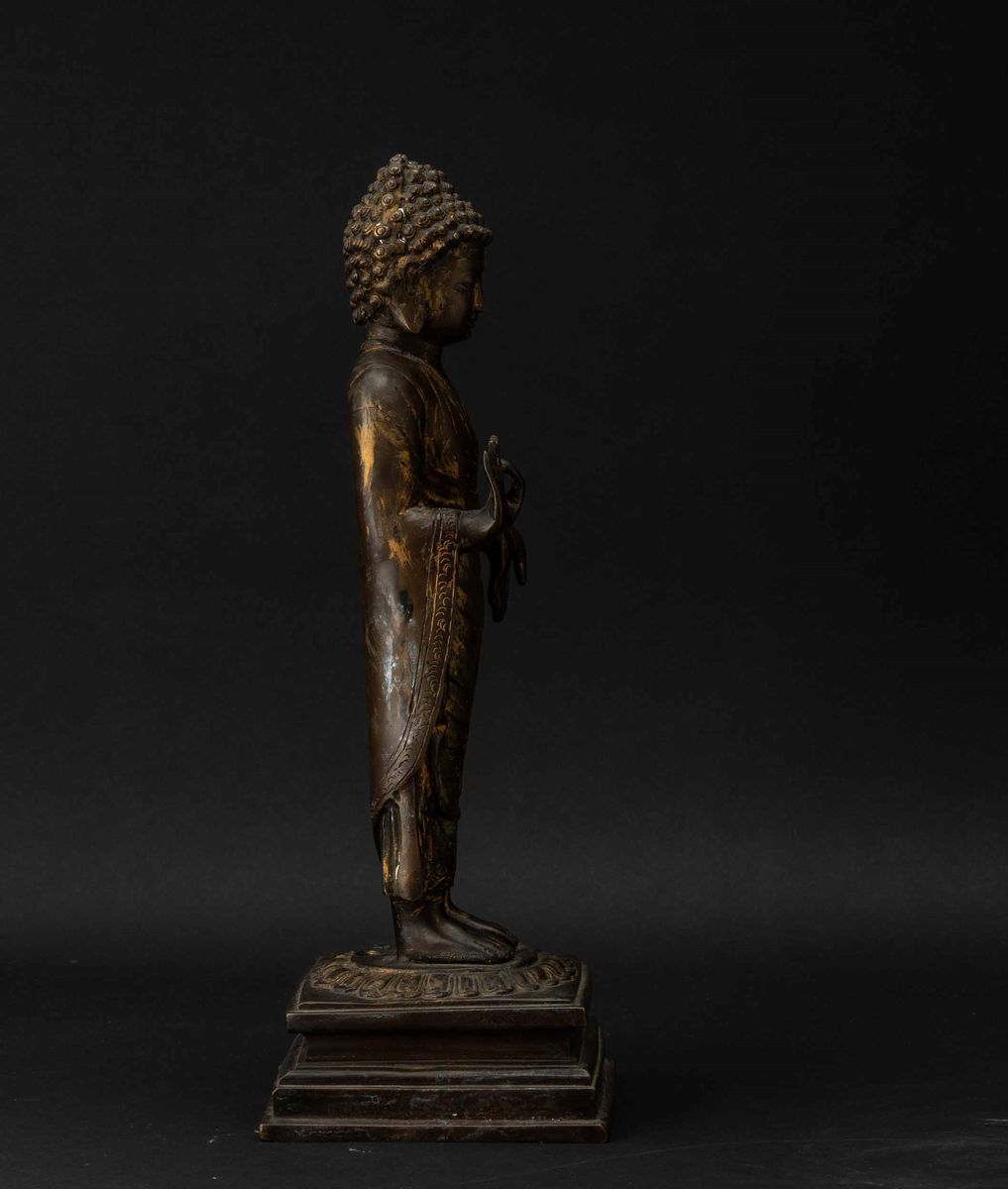 Figura di Buddha Stante su Fiore di Loto in Bronzo con Tracce di Doratura, Cina, Dinastia Qing, X...