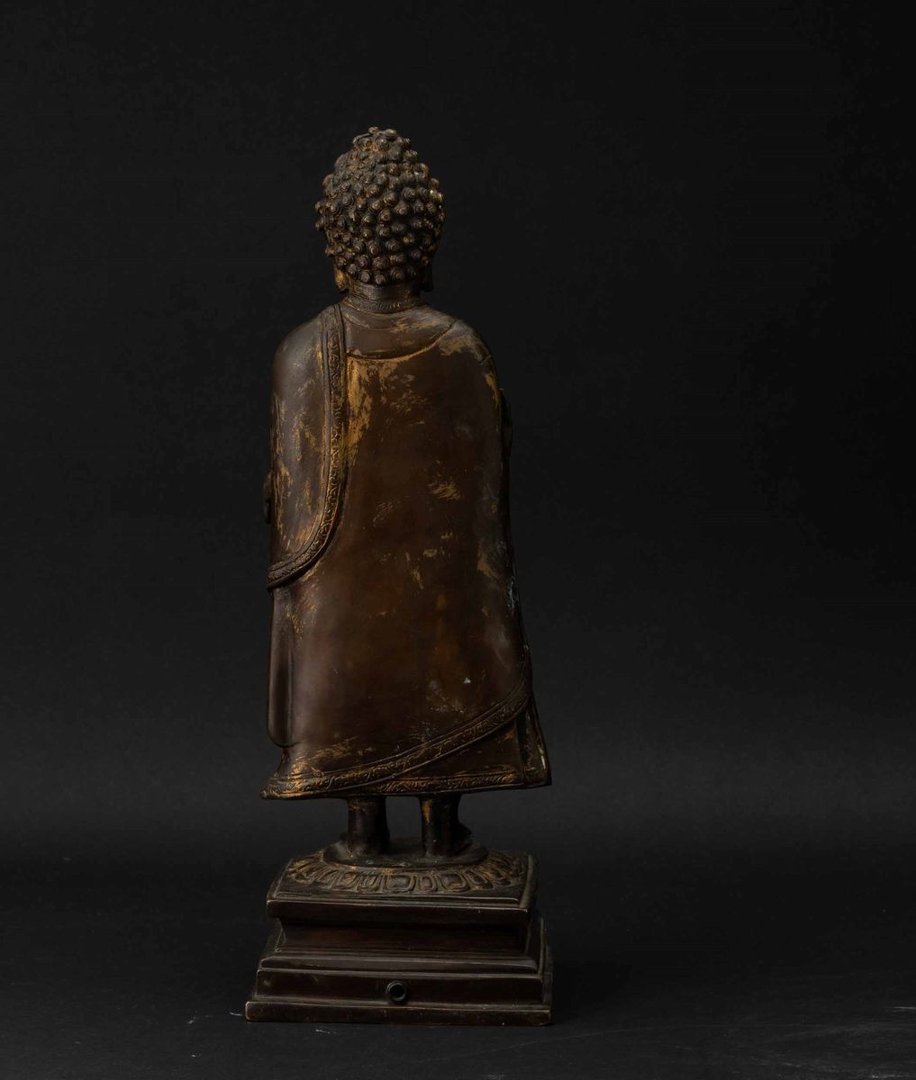 Figura di Buddha Stante su Fiore di Loto in Bronzo con Tracce di Doratura, Cina, Dinastia Qing, X...
