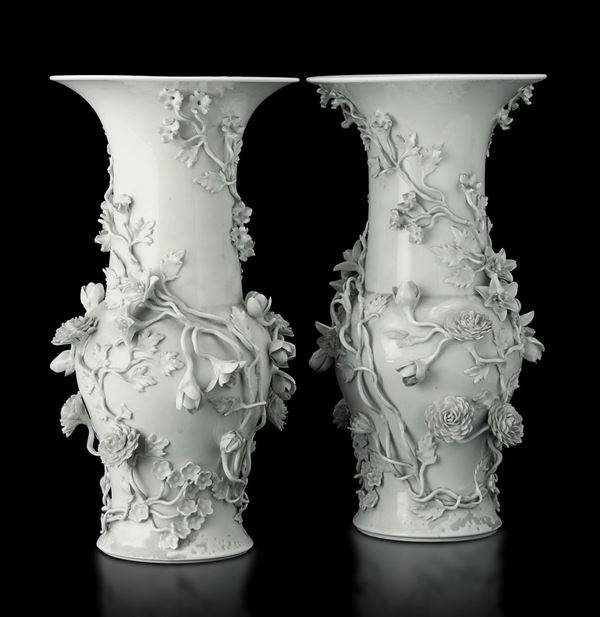 Coppia di vasi in porcellana Blanc de Chine con decori floreali a rilievo, Cina, Dinastia Qing, XIX secolo