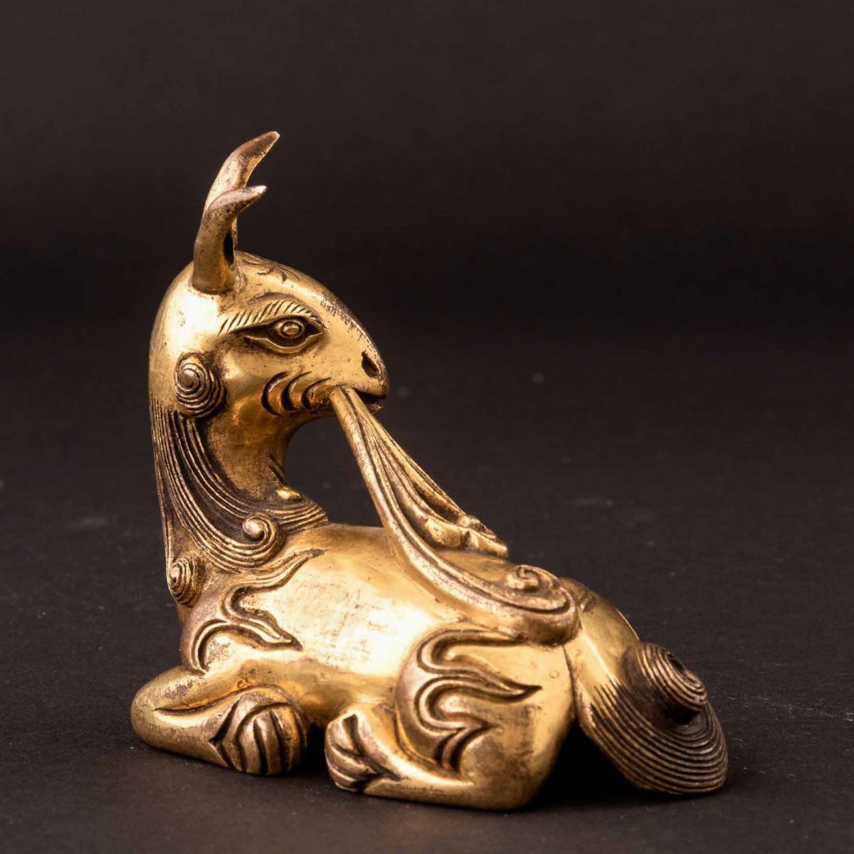 Figura di Cerbiatto con Giunco in Bronzo Dorato, Cina, Dinastia Ming, XVII Secolo