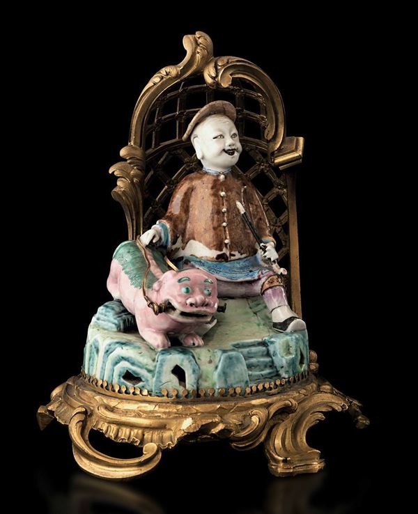 Raro gruppo in porcellana raffigurante personaggio e Cane di Pho, Cina, Dinastia Qing, epoca Qianlong (1736-1796)