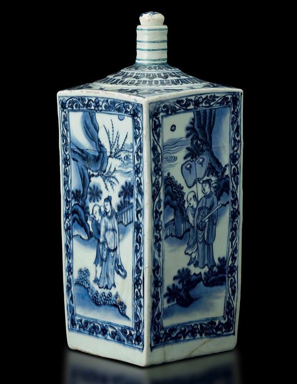 Bottiglia in porcellana bianca e blu con figure di saggi entro paesaggio, Cina, Dinastia Qing, epoca Shunzhi (1644-1661)