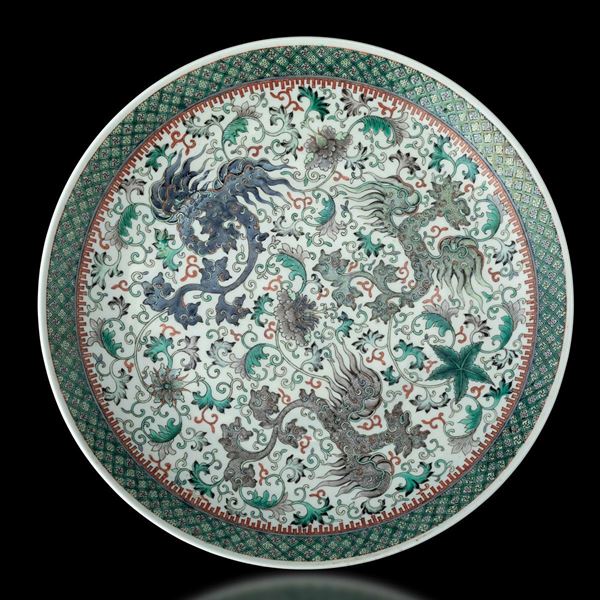 Grande piatto in porcellana Famiglia Verde con draghi e decori floreali, Cina, Dinastia Qing, epoca Guangxu (1875-1908)