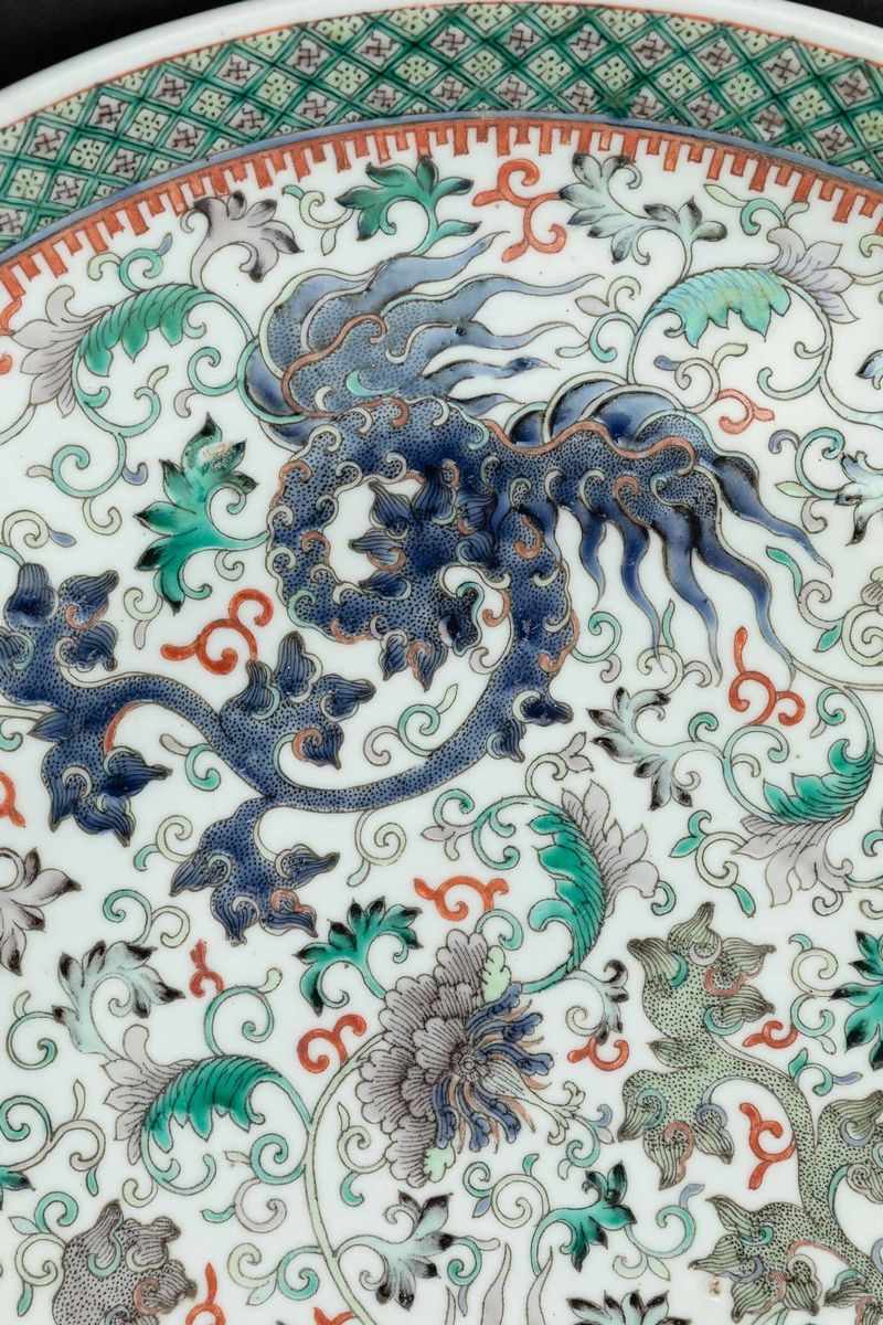 Grande Piatto in Porcellana Famiglia Verde con Draghi e Decori Floreali, Cina, Dinastia Qing, Epo...