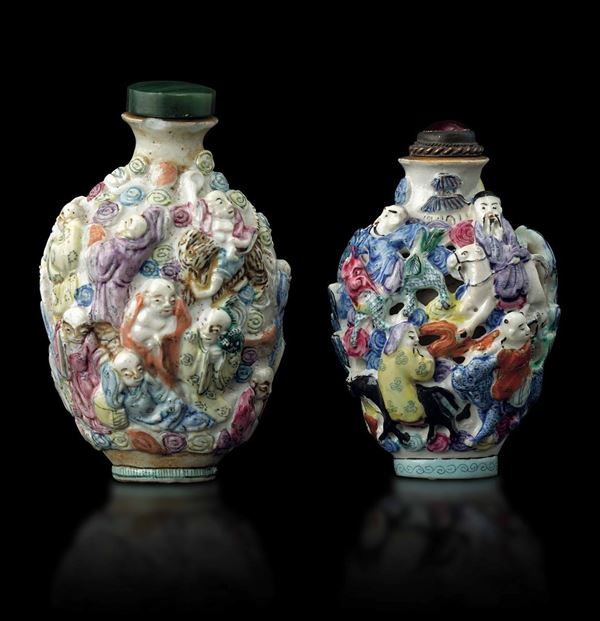 Due snuff bottles in porcellana con figure di immortali a rilievo, Cina, Dinastia Qing, epoca Jiaqing (1796-1820)