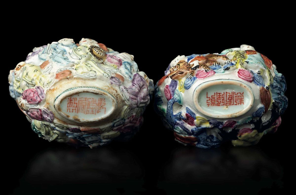 Due Snuff Bottles in Porcellana con Figure di Immortali a Rilievo, Cina, Dinastia Qing, Epoca Jia...