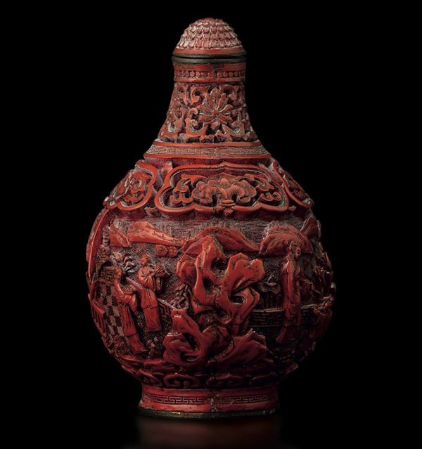 Snuff bottle finemente scolpita in lacca raffigurante paesaggio con dama e fanciulli, Cina, Dinastia Qing, marca e del periodo Qianlong (1736-1796)
