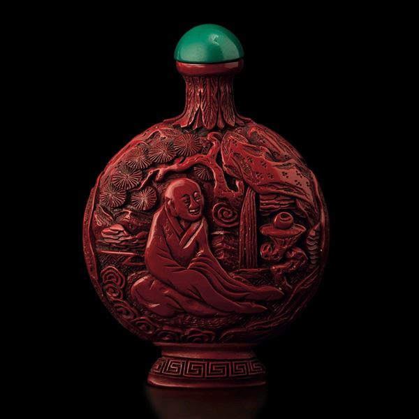 Snuff bottle finemente scolpita in lacca con figura di saggio entro paesaggio, Cina, Dinastia Qing, epoca Qianlong (1736-1796)