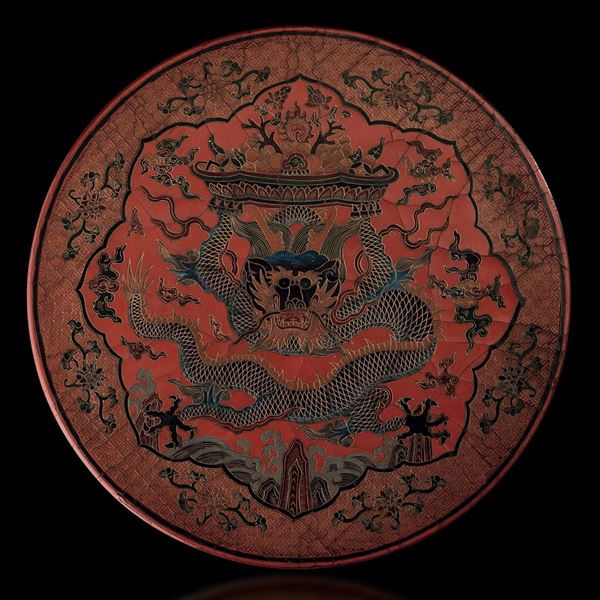 Scatola circolare in legno laccato con figura di drago e decori floreali su fondo arancione, Cina, Dinastia Qing, XIX secolo