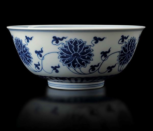 Ciotola in porcellana bianca e blu con decori di fiori di loto, Cina, Dinastia Qing, marca e del periodo Guangxu (1875-1908)