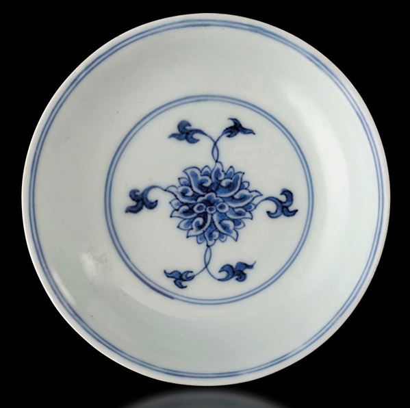 Piccolo piatto in porcellana bianca e blu con decoro a fiori di loto, Cina, Dinastia Qing, marca e del periodo Kangxi (1662-1722)