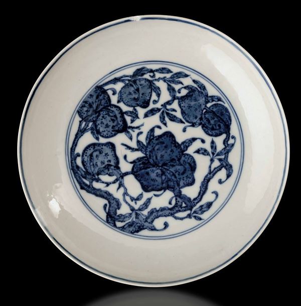 Piatto in porcellana bianca e blu con decoro centrale di pesche, Cina, Dinastia Qing, XIX secolo