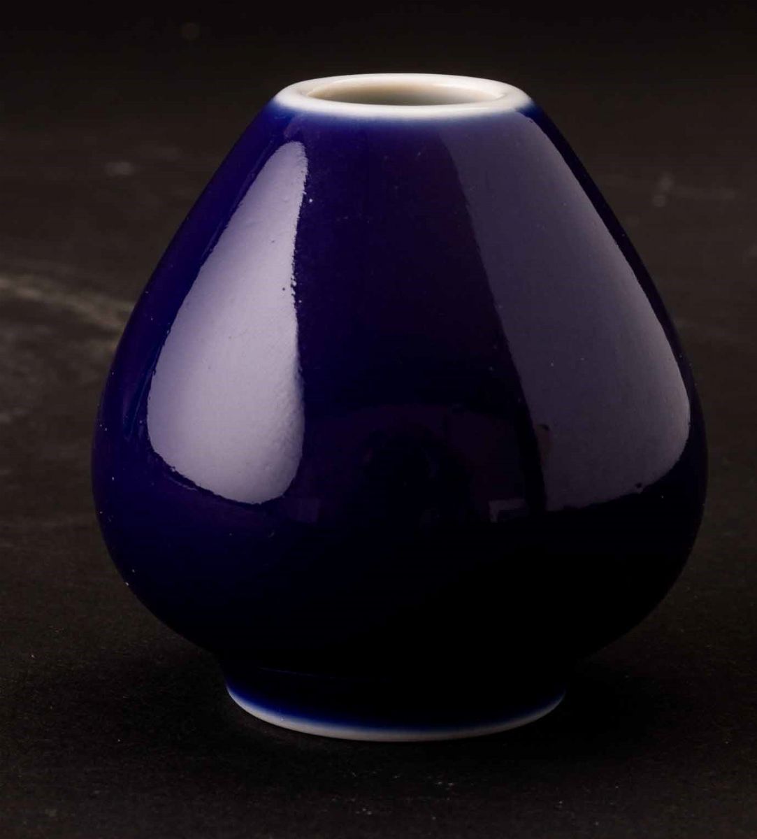 Lotto Composto da un Piccolo Vaso in Porcellana Monocroma Blu, uno a Smalti Policromi con Mascher...