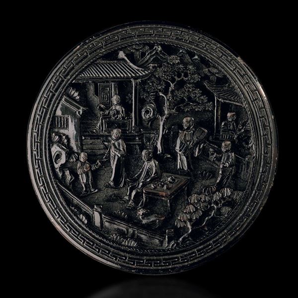 Scatola circolare scolpita in tartaruga raffigurante sul coperchio saggi con discepoli entro paesaggio, Cina, Dinastia Qing, XIX secolo