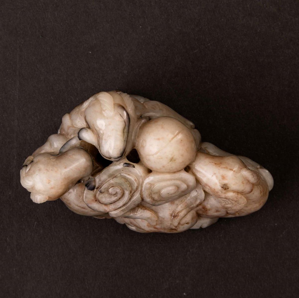Gruppo Scolpito in Giada e Russet Raffigurante Arieti e Linghzi, Cina, Dinastia Ming, XVII Secolo