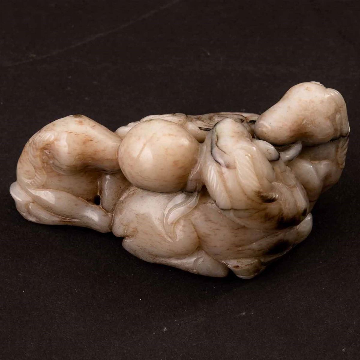 Gruppo Scolpito in Giada e Russet Raffigurante Arieti e Linghzi, Cina, Dinastia Ming, XVII Secolo