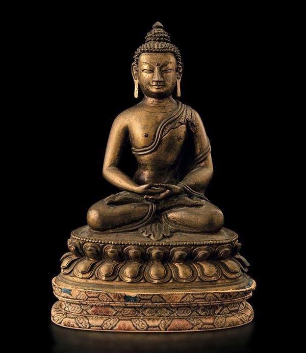 Figura di Buddha Amitayus seduto su doppio fiore di loto in bronzo, Cina, Dinastia Qing, epoca Qianlong (1736-1796)