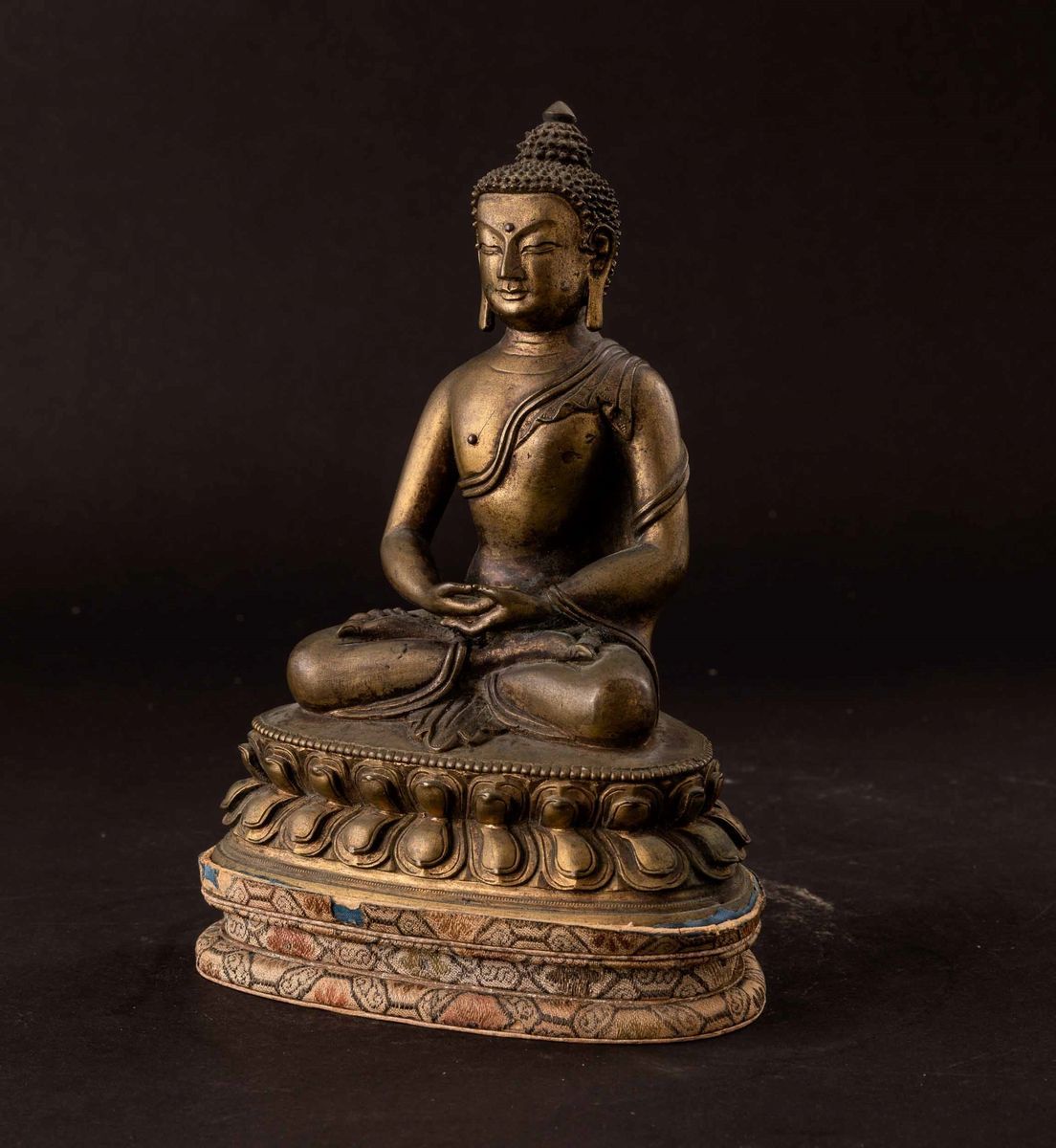 Figura di Buddha Amitayus Seduto su Doppio Fiore di Loto in Bronzo, Cina, Dinastia Qing, Epoca Qi...