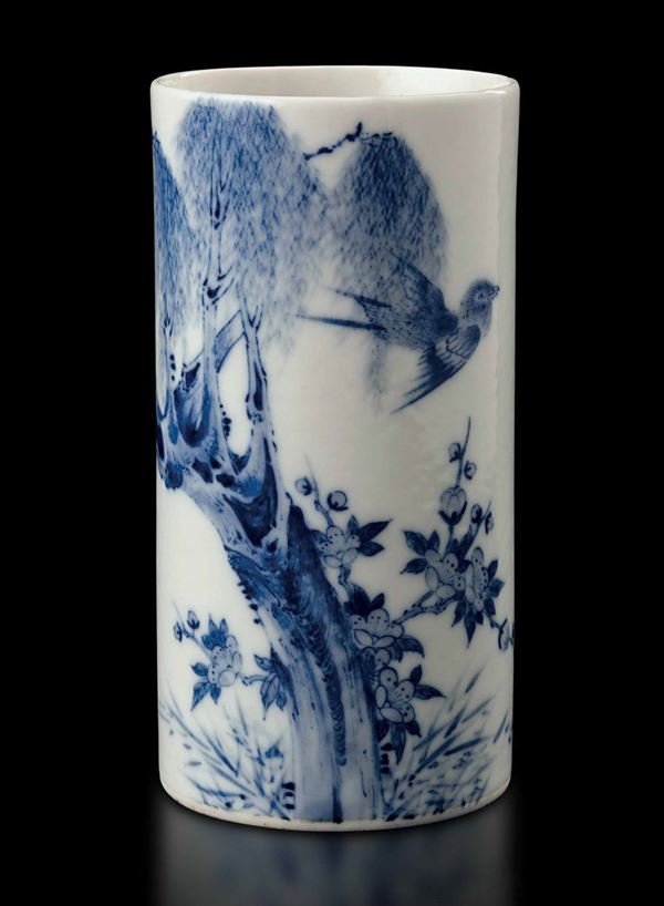 Brushpot in porcellana bianca e blu raffigurante soggetto naturalistico con uccellini tra i rami, Cina, Repubblica, XX secolo