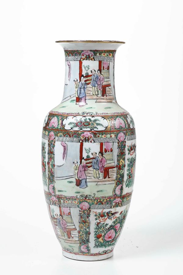 Vaso in porcellana con decori floreali e scene di vita comune entro riserve, Cina, XX secolo