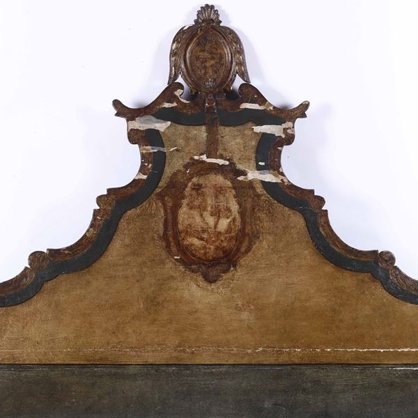 Testiera in legno sagomato, laccato e dorato, XIX secolo