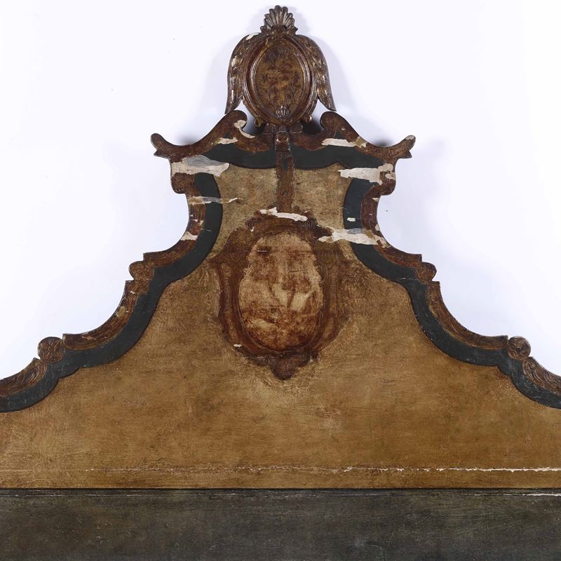 Testiera in legno sagomato, laccato e dorato, XIX secolo  - Asta Antiquariato Aprile - Cambi Casa d'Aste