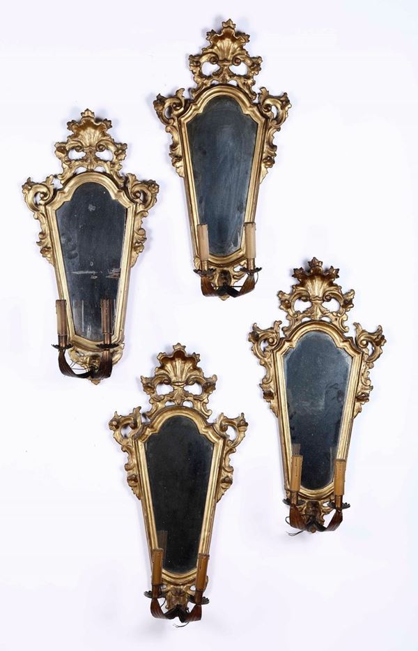 Quattro appliques a due luci in legno intagliato e dorato, XVIII-XIX secolo