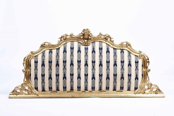 Testiera di letto in legno intagliato e dorato. XIX-XX secolo