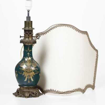 Lampada in Vetro Dipinto con Struttura in Metallo Dorato. XX Secolo