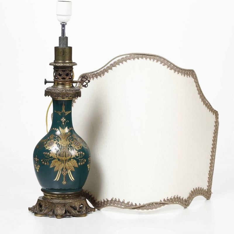 Lampada in vetro dipinto con struttura in metallo dorato. XX secolo  - Asta Antiquariato Luglio - Cambi Casa d'Aste