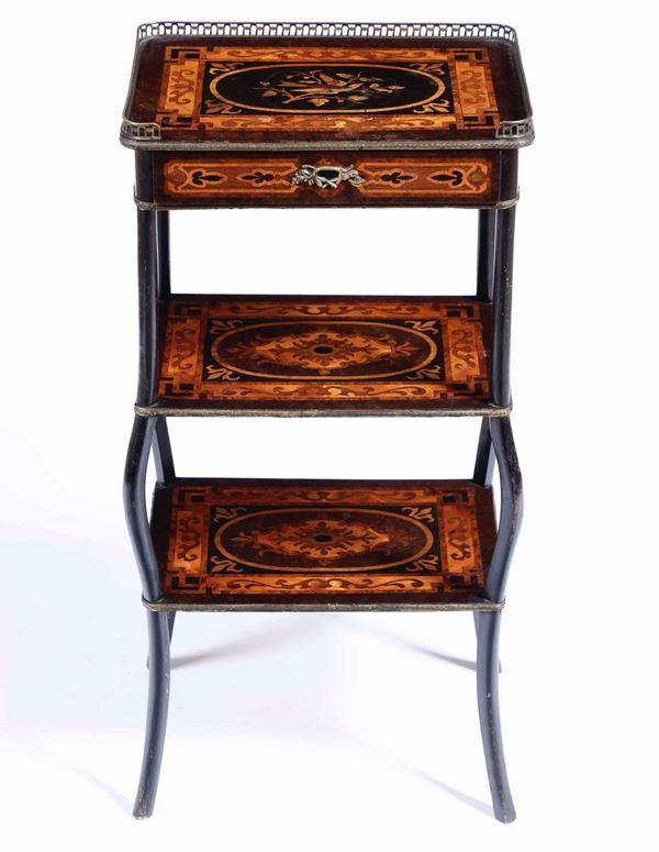 Tavolino in legno lastronato ed intarsiato in varie essenze. XIX-XX secolo