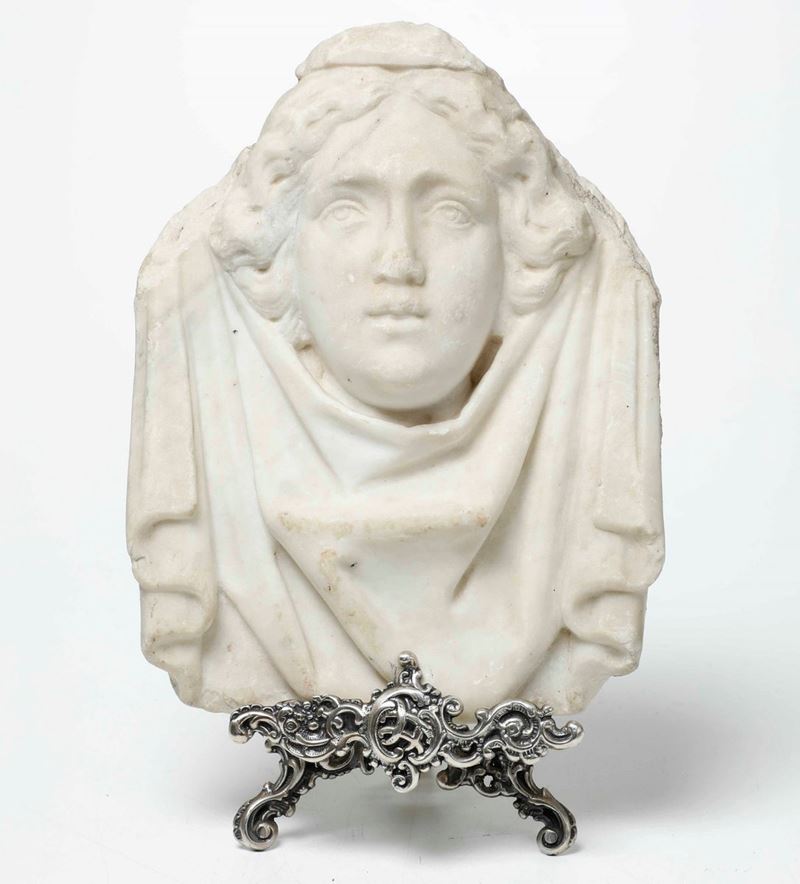 Volto femminile. Marmo bianco. Scultore neoclassico del XIX secolo  - Asta Scultura  [..]