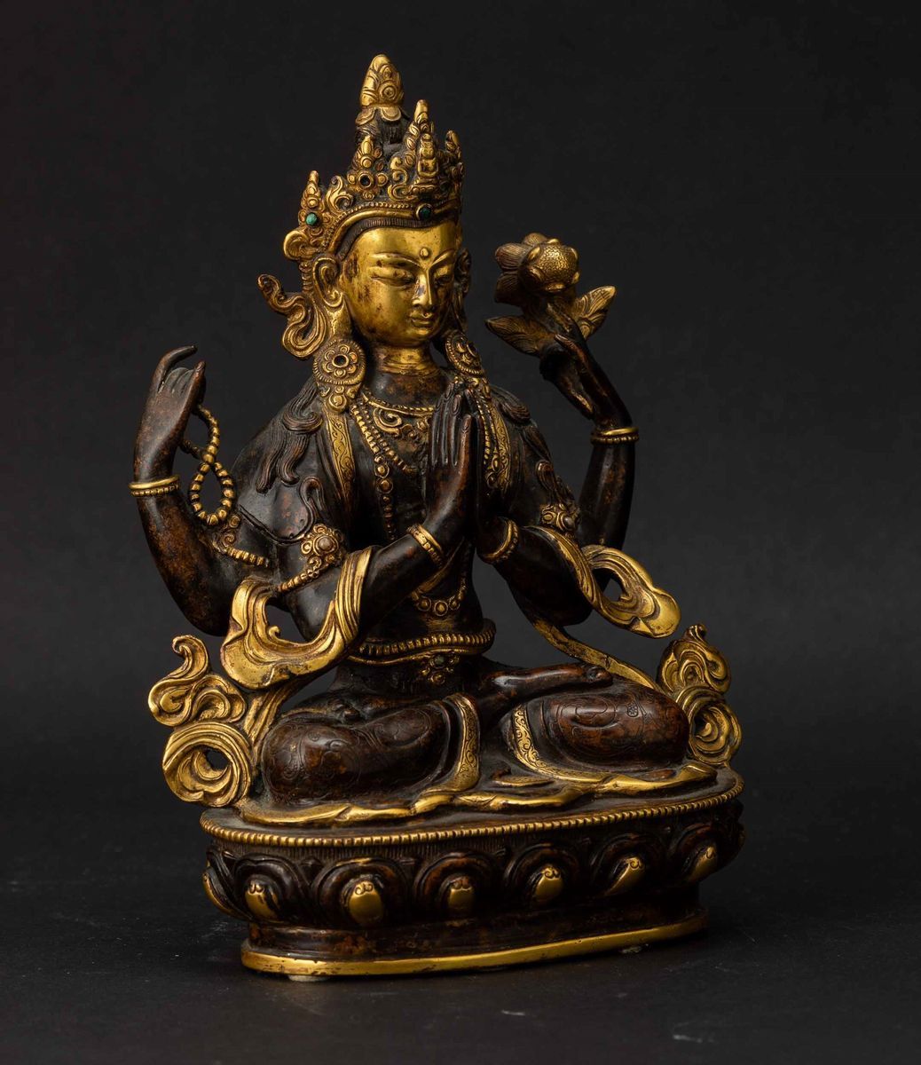 Figura di Buddha Seduto su Fiore di Loto in Bronzo con Tracce di Doratura, Tibet, XIX Secolo
