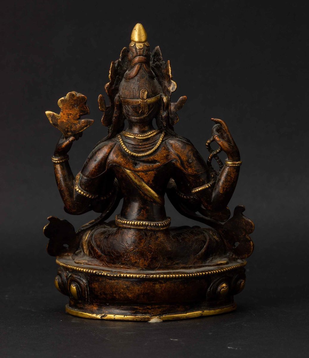 Figura di Buddha Seduto su Fiore di Loto in Bronzo con Tracce di Doratura, Tibet, XIX Secolo
