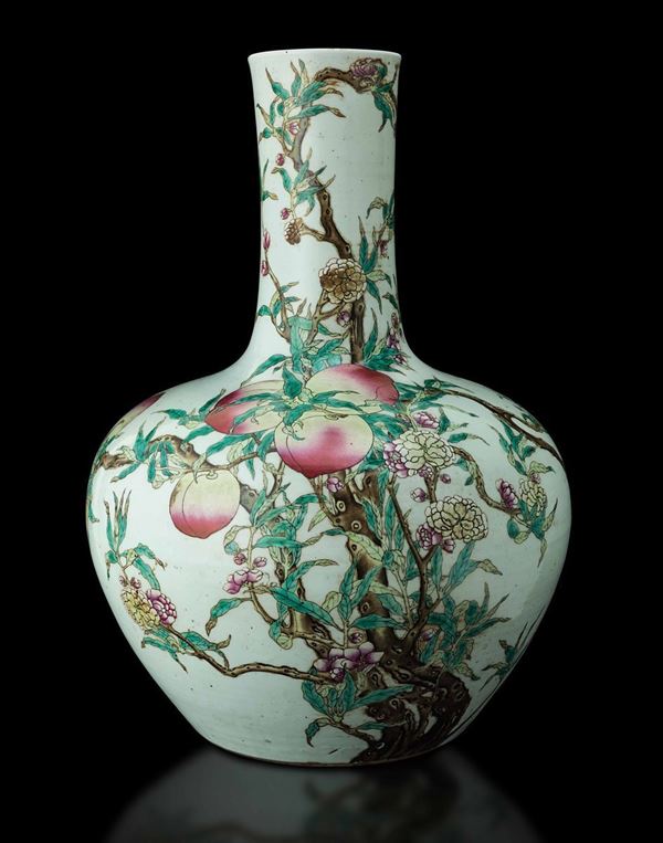 Grande e importante vaso Tianqiuping in porcellana con decoro di pesche e pipistrelli, Cina, Dinastia  [..]