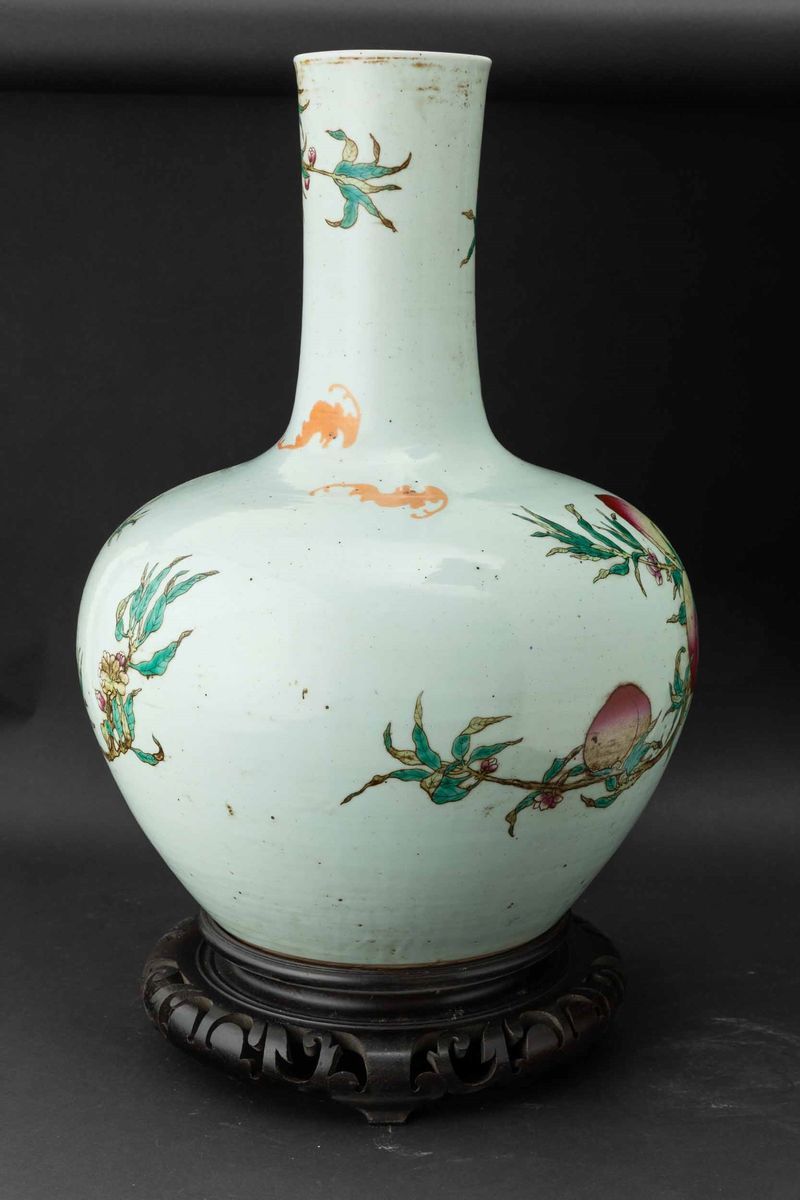 Grande e Importante Vaso Tianqiuping in Porcellana con Decoro di Pesche e Pipistrelli, Cina, Dina...