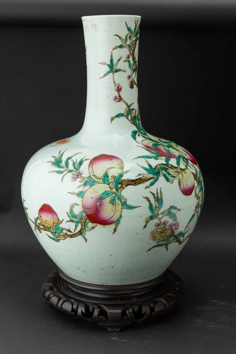 Grande e Importante Vaso Tianqiuping in Porcellana con Decoro di Pesche e Pipistrelli, Cina, Dina...