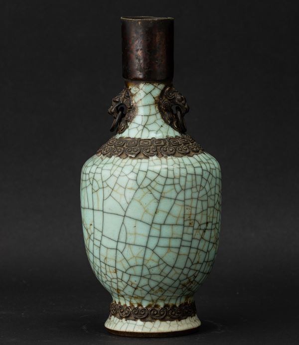 Vaso in porcellana Guan color Celadon con anse sagomate e decori a rilievo, Cina, Dinastia Qing, XIX secolo