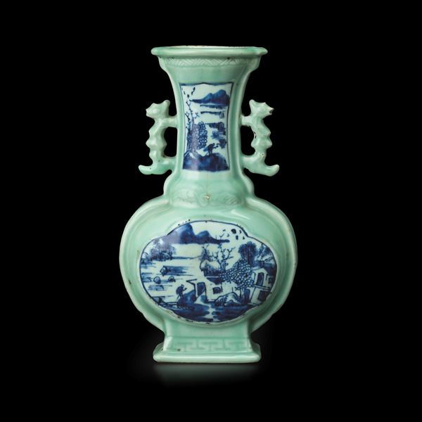 Vaso in porcellana Celadon con anse sagomate e raffigurazioni di paesaggio sui toni del bianco e del blu entro riserve, Cina, Dinastia Qing, epoca Jiaqing (1796-1820)