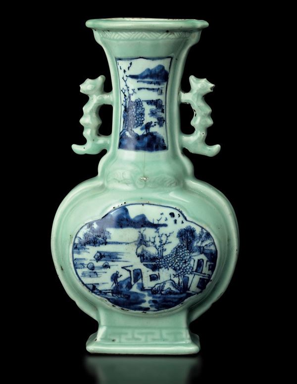 Vaso in porcellana Celadon con anse sagomate e raffigurazioni di paesaggio sui toni del bianco e del blu entro riserve, Cina, Dinastia Qing, epoca Jiaqing (1796-1820)