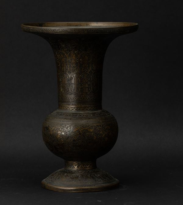 Vaso in bronzo con decori a racemi incisi e figure, Siria, XVIII secolo