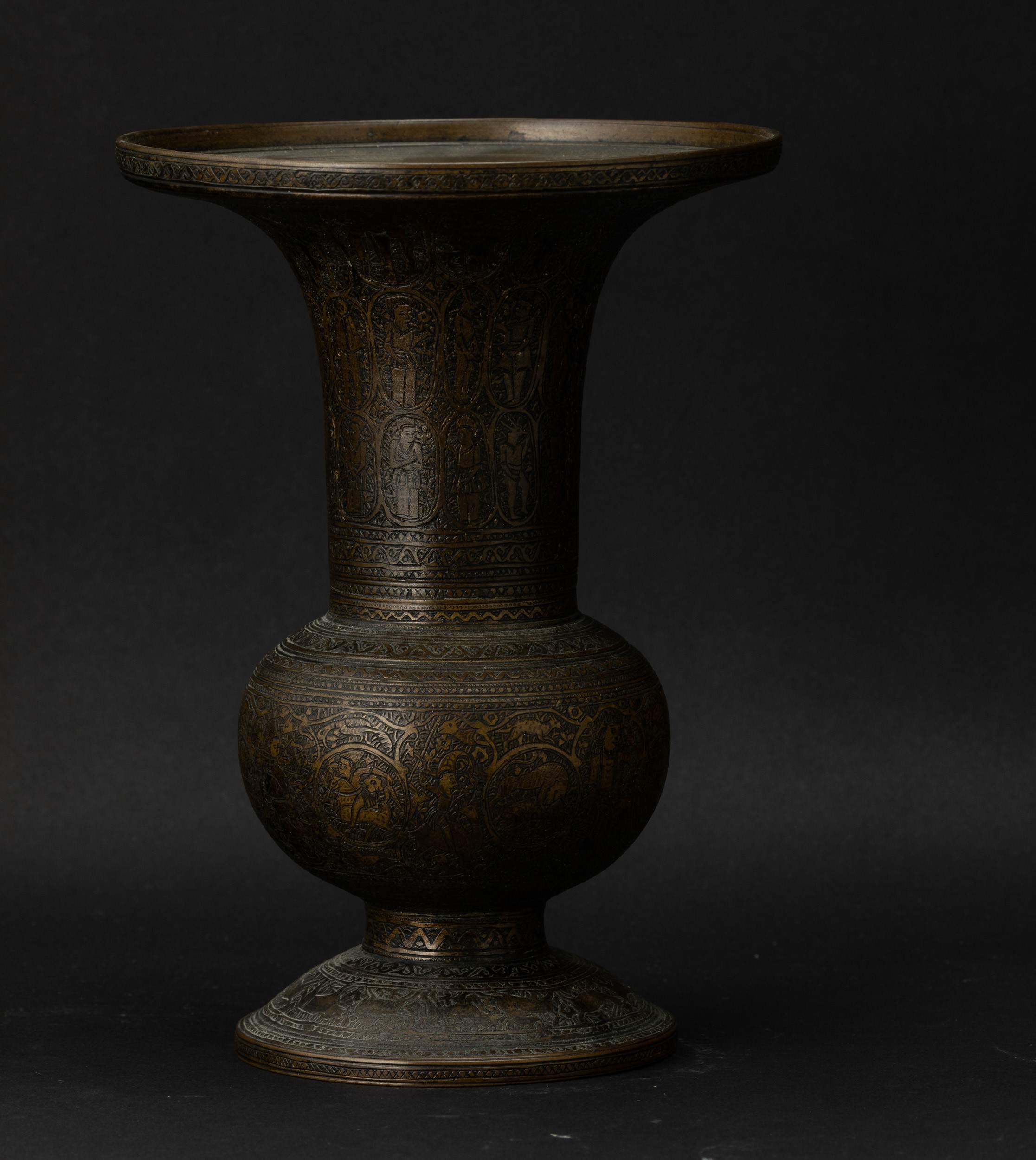 Vaso in bronzo con decori a racemi incisi e figure, Siria, XVIII secolo
