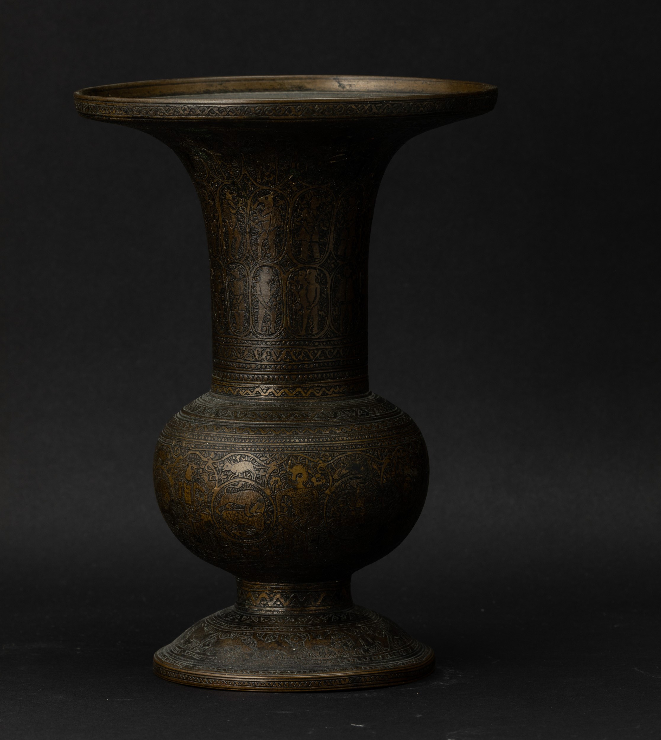 Vaso in bronzo con decori a racemi incisi e figure, Siria, XVIII secolo