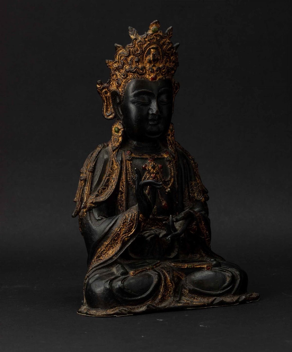 Figura di Guanyin Incoronata in Bronzo con Tracce di Doratura, Cina, Dinastia Ming, XVII Secolo