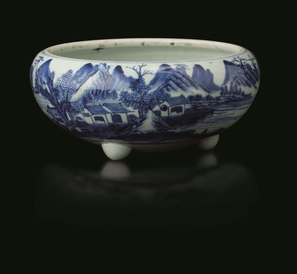 Incensiere tripode in porcellana bianca e blu con raffigurazione di paesaggio, Cina, Dinastia Qing, epoca Kangxi (1662-1722)