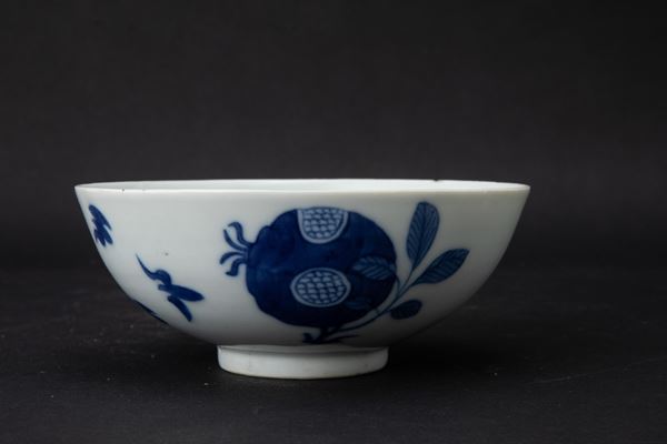 Ciotolina in porcellana bianca e blu con decori a melograno e simboli taoisti, Cina, Dinastia Qing, epoca Kangxi (1662-1722)