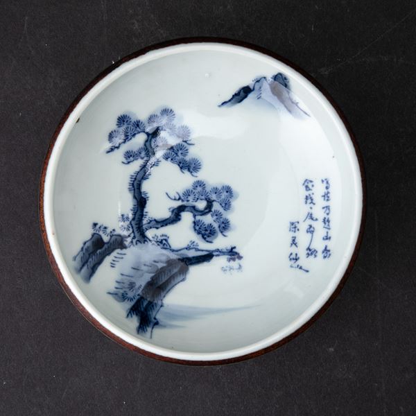 Sciacquapennelli in porcellana bianca e blu con paesaggio e iscrizione, Giappone, periodo Meiji (1868-1912)