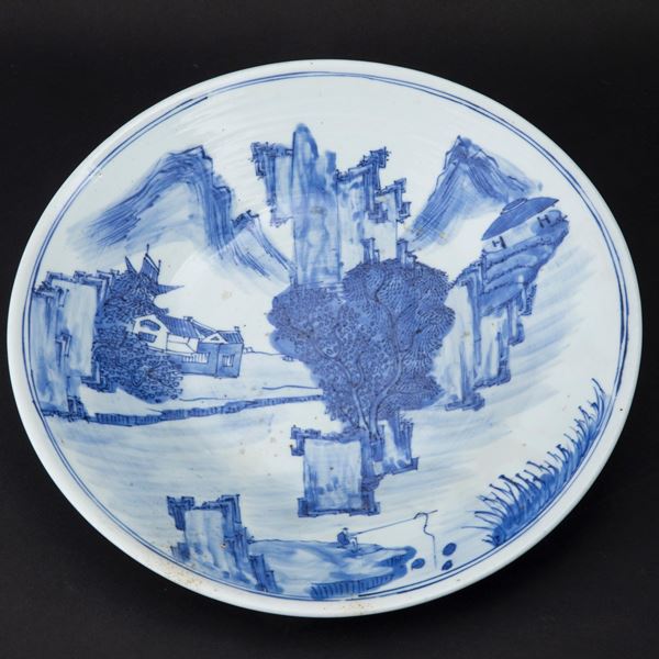 Piatto in porcellana bianca e blu con raffigurazione di paesaggio, Cina, Dinastia Qing, epoca Daoguang (1821-1850)