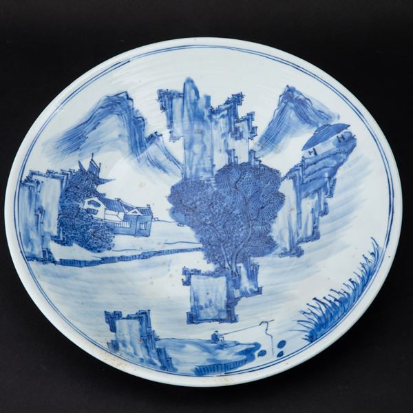 Piatto in porcellana bianca e blu con raffigurazione di paesaggio, Cina, Dinastia Qing, epoca Daoguang (1821-1850)